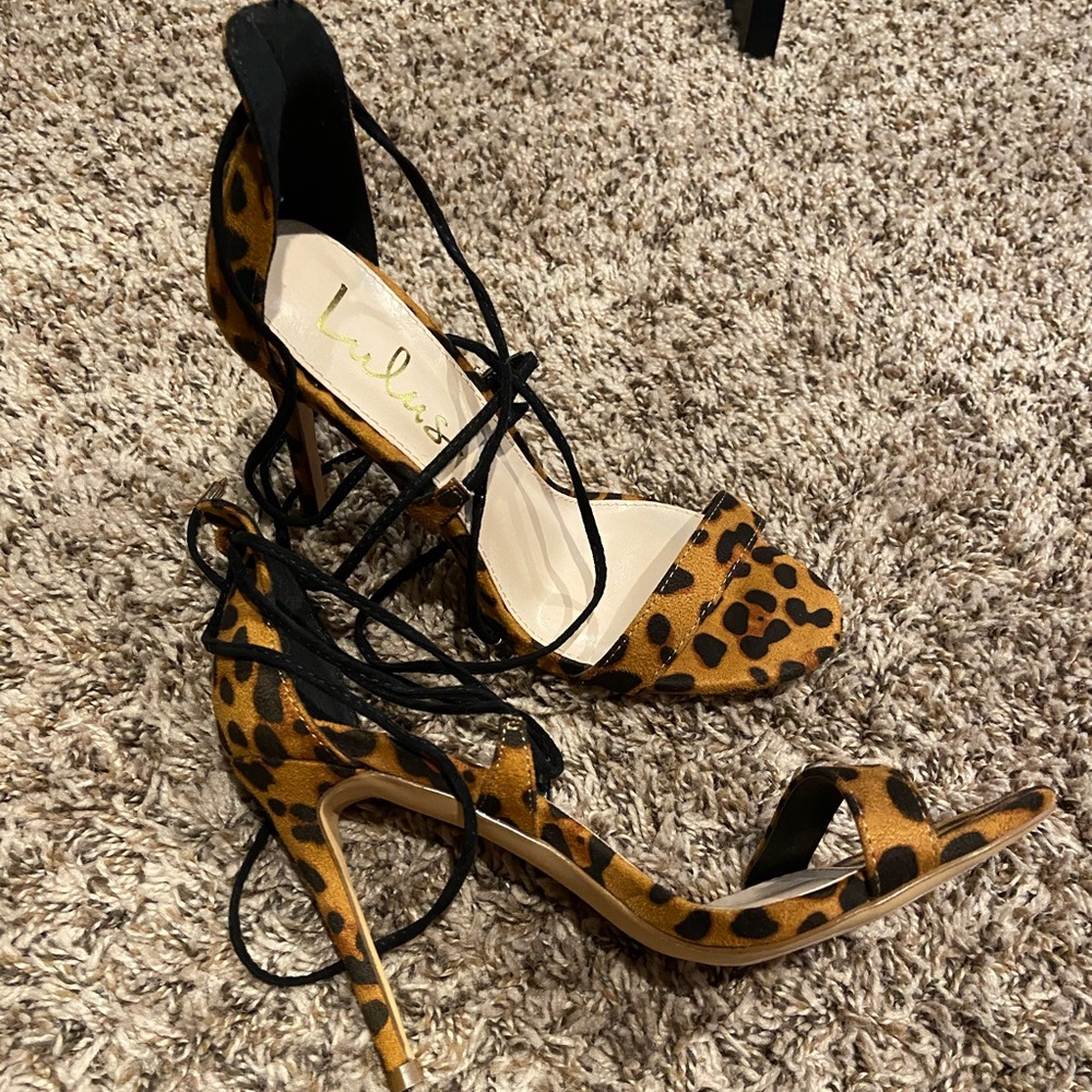 Cute leopard heels- never been worn!